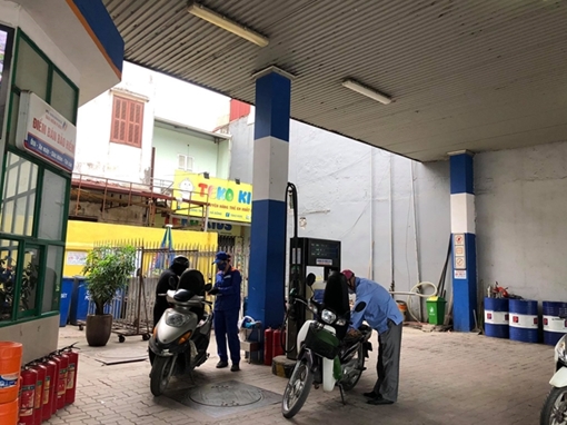 Xăng RON95-III tăng 893 đồng/lít