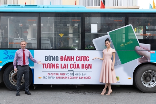 Đại sứ Anh và Hoa hậu Lương Thuỳ Linh tuyên truyền chống buôn bán người