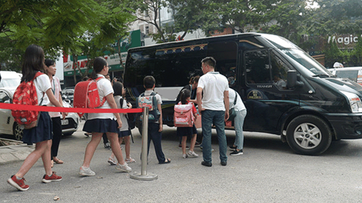 Một học sinh lớp 3 bị bỏ quên trên xe đưa đón