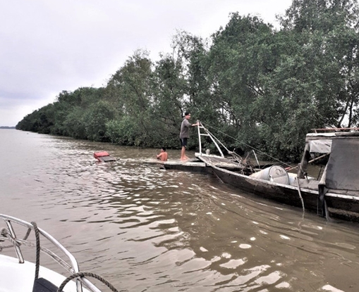 Kịp thời cứu sống hai ngư dân bị chìm ghe trên sông ở Cần Giờ