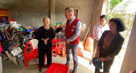 Đại sứ Anh thăm người dân vùng lũ lụt Quảng Bình