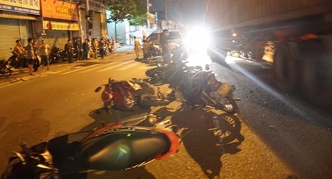 Xe 7 chỗ lao vào đám đông dừng đèn đỏ