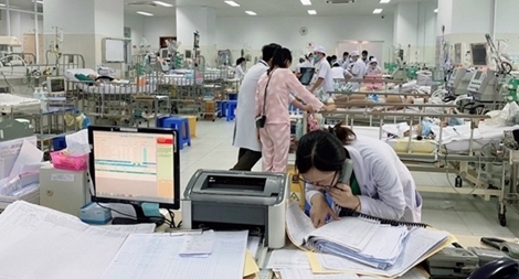 Té vào xô nước, bé trai 4 tuổi tử vong