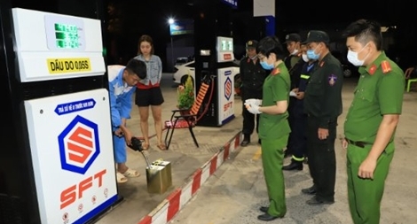 Phá đường dây tiêu thụ 2,7 triệu lít xăng giả, thu giữ hơn 100 tỉ đồng