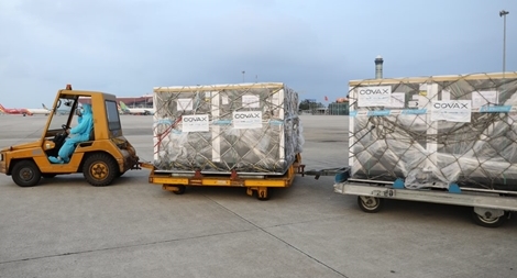 Việt Nam tiếp nhận lô vaccine COVID-19 thứ hai từ cơ chế COVAX 