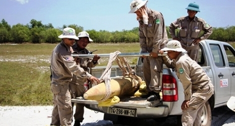 7 đối tượng vận chuyển 3 quả bom 2,5 tạ đi bán