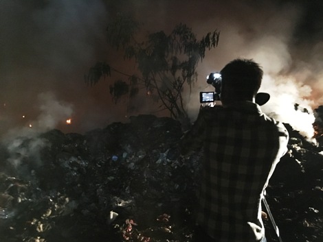 Cháy bãi rác, người dân bị ô nhiễm