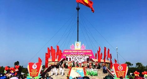 Thượng cờ Thống nhất non sông tại đôi bờ Hiền Lương- Bến Hải