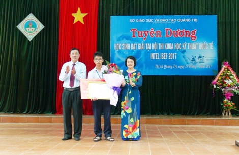 Quảng Trị tuyên dương học sinh chế tạo cánh tay robot cho người khuyết tật