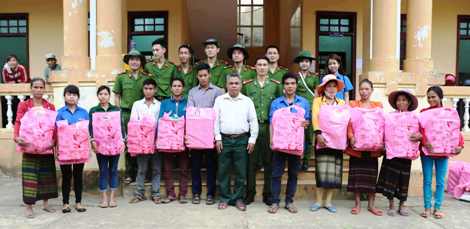 Công an Vĩnh Linh chia sẻ khó khăn với người dân miền núi