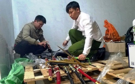 Phát hiện cửa hàng tạp hóa chứa cả kho vũ khí “nóng”