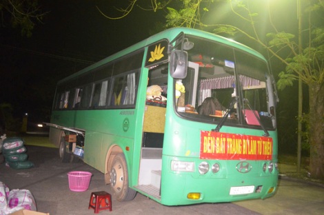 Ô tô khách núp bóng làm từ thiện để vận chuyển hàng lậu