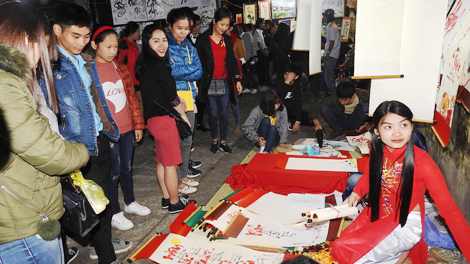 Hàng ngàn người trẩy hội Chợ Đình Bích La