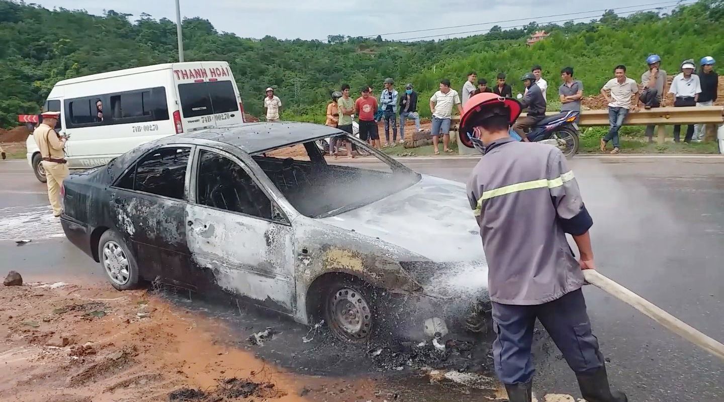 Xe ô tô đang lưu thông bỗng bốc cháy dữ dội