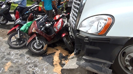 Xe container mất lái tông hàng loạt xe máy