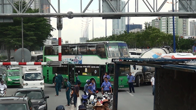 Xe tải lật ngang trên cầu Sài Gòn, ùn tắt giao thông kéo dài