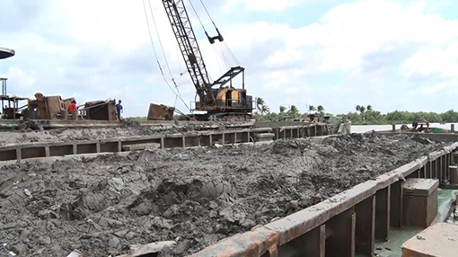 Phát hiện xà lan xử lý bùn thải không phép trên sông Sài Gòn