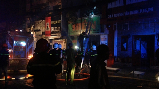 4 người thoát chết hy hữu khi lửa thiêu rụi căn nhà 3 tầng trong hẻm