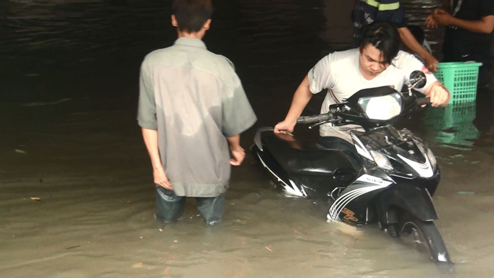 Xót xa nhìn bãi giữ hàng ngàn xe chìm trong biển nước