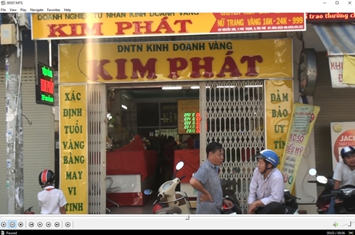 Dùng can xăng cướp tiệm vàng