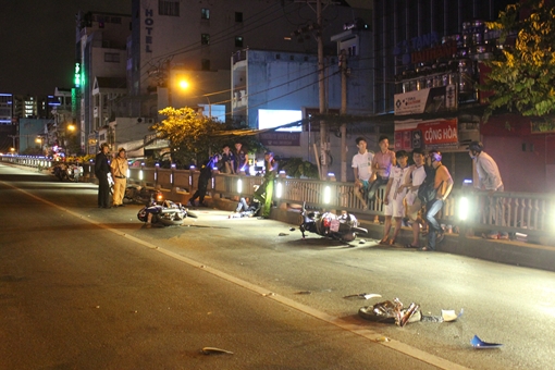 4 xe máy đâm liên hoàn, 2 người nguy kịch