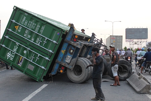 Thùng container lật ngang cầu, giao thông tê liệt