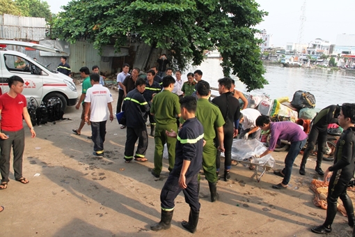 Lực lượng cứu hộ vớt được thi thể cô gái dưới cầu Kênh Tẻ