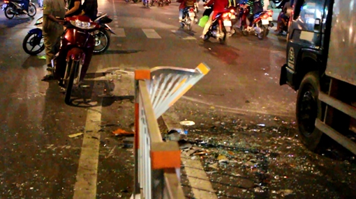 Xe tải tông dải phân cách làm ùn tắc giao thông