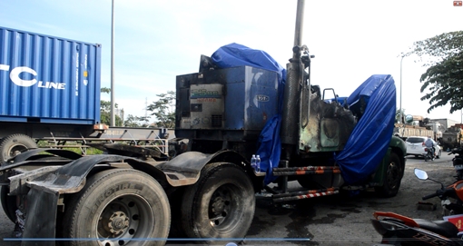 Xe đầu kéo bốc cháy trên đường Võ Chí Công