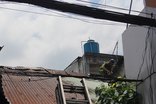 Hai vợ chồng thoát chết trong ngôi nhà bốc cháy dữ dội