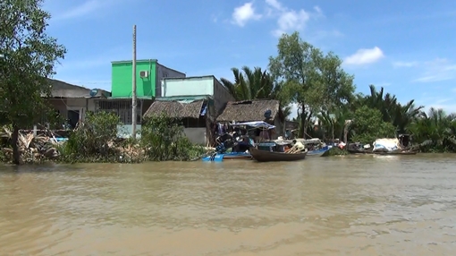 Di dời 7 hộ dân ven sông Rạch Tôm vì nguy cơ sạt lở đất