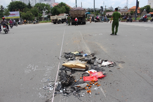 Va chạm với xe ben, chiếc xe máy bị biến dạng