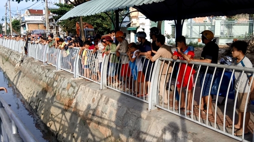 Thi thể người đàn ông nổi trên kênh Tàu Hủ