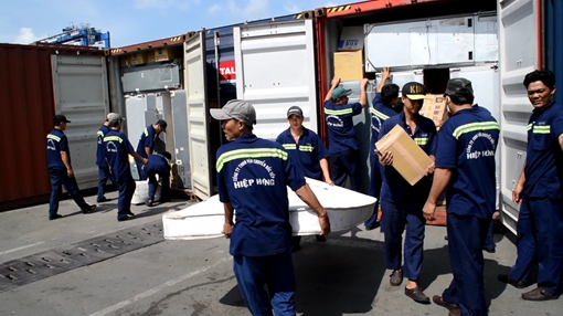 Container hàng điện tử nhập khẩu trá hình là ống nhựa