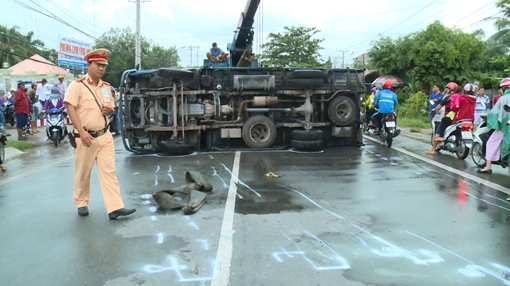 Xe tải va chạm với xe máy rồi lật ngang, 2 người trọng thương