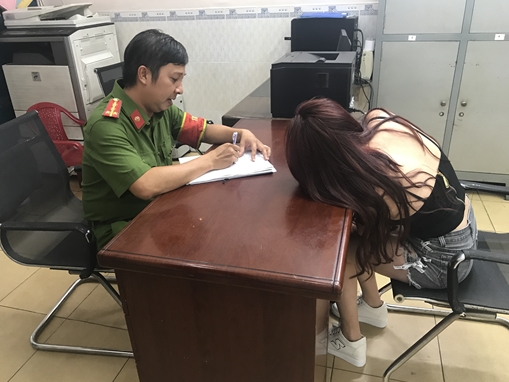 Chủ quán cà phê kiêm “dắt mối” cho khách “mua vui”