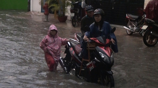 Gió giật bay mái tôn, đường điện phát nổ trong cơn mưa
