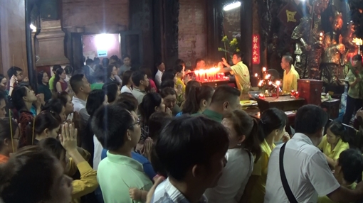 Người dân đã ý thức hơn trong việc viếng chùa