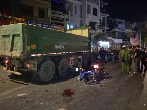 Xe ben mất lái gây tai nạn kinh hoàng trên đường phố