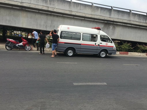 Thi thể cụ ông tử vong dưới chân cầu Bình Lợi 