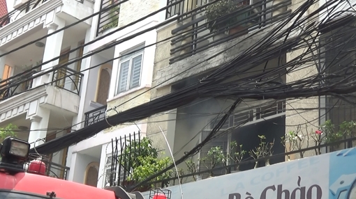 Giải cứu cụ ông 70 tuổi mắc kẹt trong đám cháy nhà 3 tầng