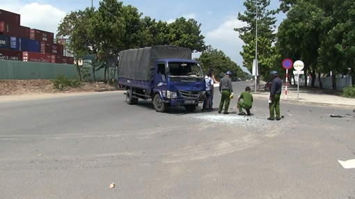 Không đội mũ bảo hiểm, nam thanh niên bị xe tải tông nguy kịch