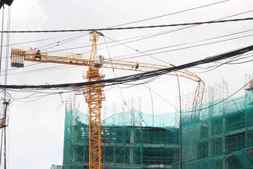 Cần cẩu cao 50m bất ngờ đổ nghiêng tại công trình đang thi công