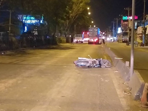 Va vào dải phân cách, người đàn ông bị container cán tử vong