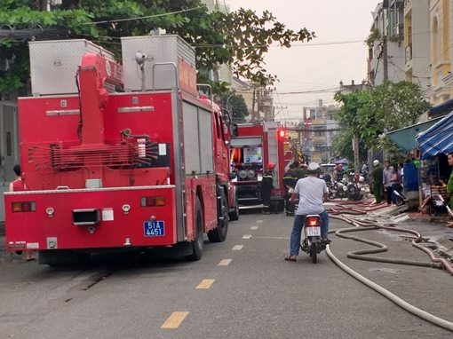 Một kho hàng bị cháy rụi trong lúc trời mưa