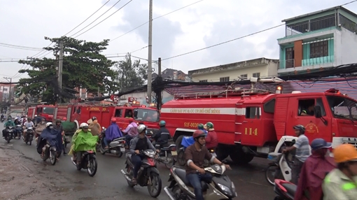 Người dân hoảng loạn khi công ty hóa chất trong hẻm phát hỏa