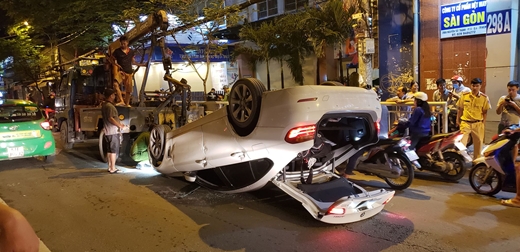 Ôtô lật “chổng vó” gây ùn tắc giao thông nhiều giờ