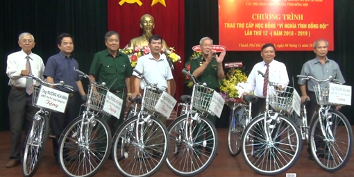 Phó Thủ tướng Thường trực tặng 30 xe đạp cho học sinh, sinh viên nghèo