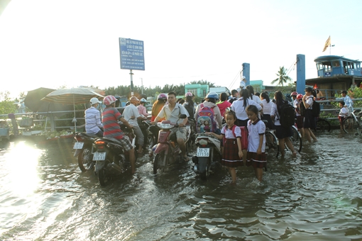 Thủy triều dâng cao, nhiều đoạn đường ngập nặng ở TP Hồ Chí Minh