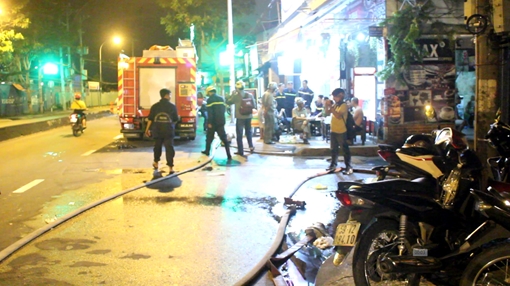 Cháy gần trường tiểu học, nhiều người hoảng loạn